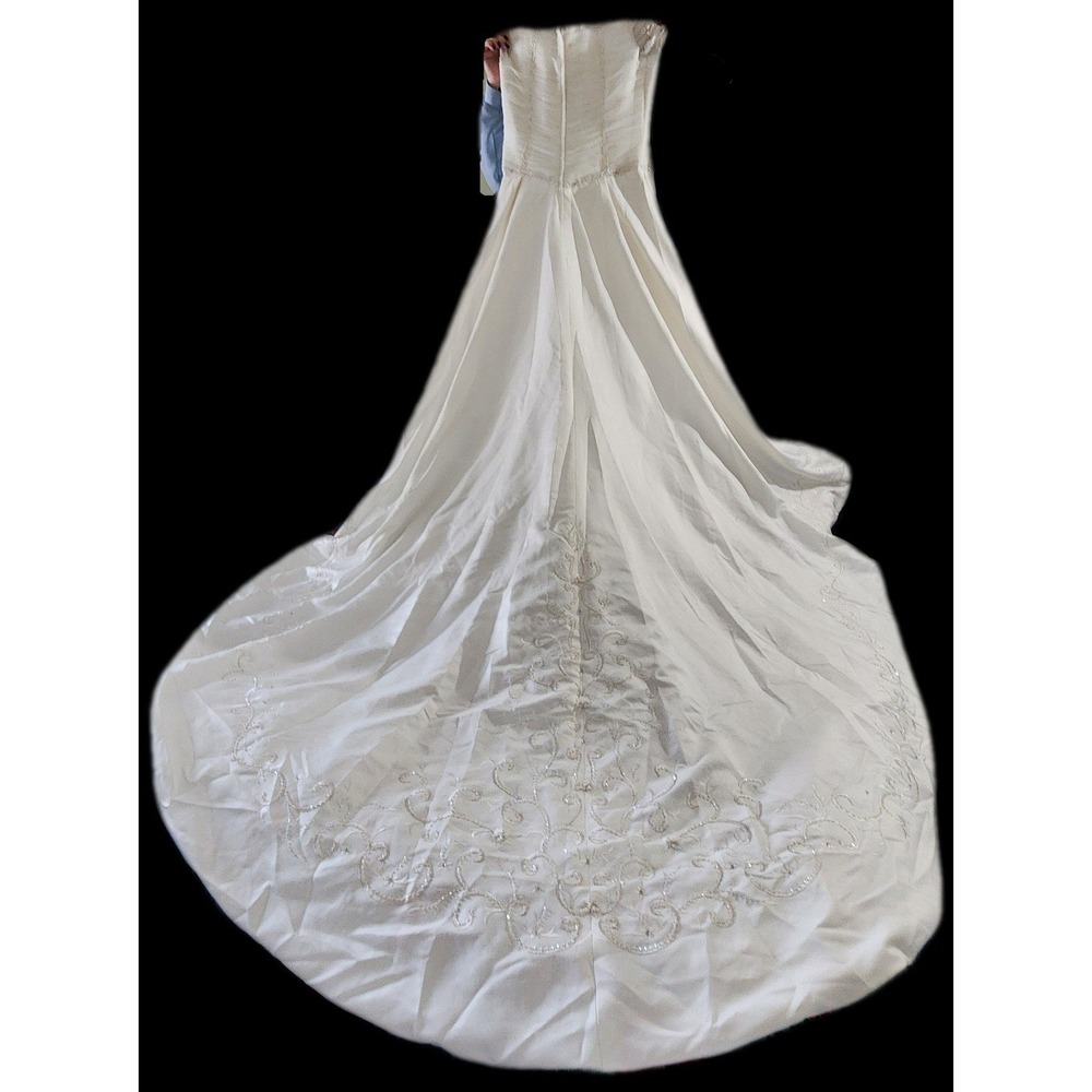 Beautiful brand new wedding dress size 18